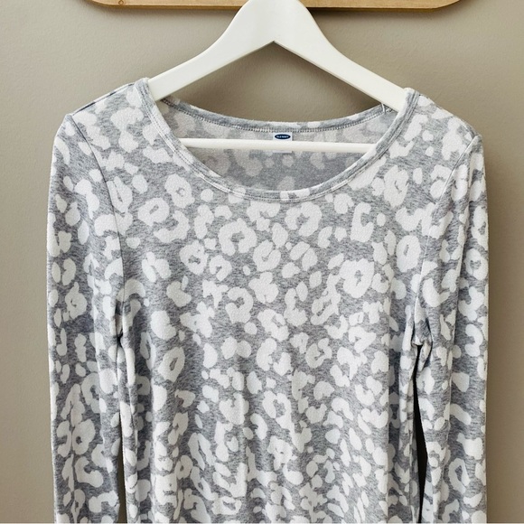 Old Navy Long Sleeve Leopard Print Shirt Gray/White Sz Small - Picture 2 of 8